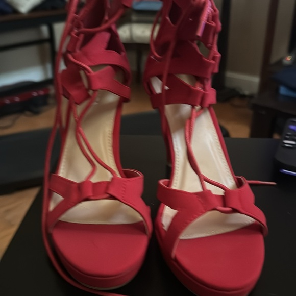 These are perfect for the summer and very sexy with zip up in the back. Size 10 - Picture 6 of 6